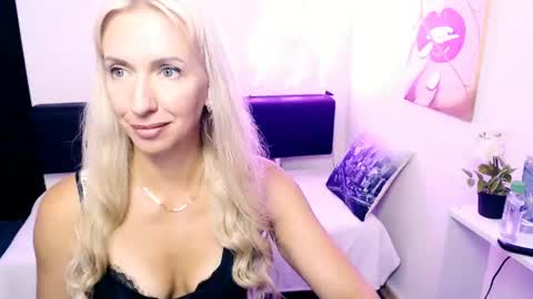 cute_smile_shy online show from July 30, 11:11 pm