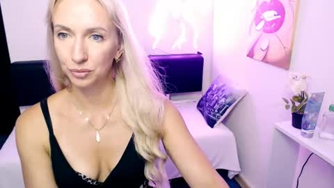 cute_smile_shy online show from August 6, 9:47 pm