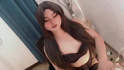 cuteasianlee online show from July 2, 9:43 am
