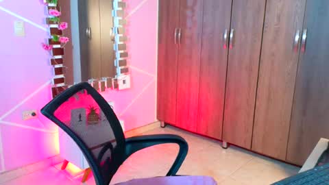 cuteflame_ online show from August 11, 12:01 am
