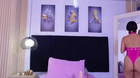 cutepetitee online show from August 12, 5:15 pm