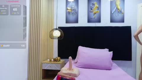 cutepetitee online show from August 12, 8:33 pm