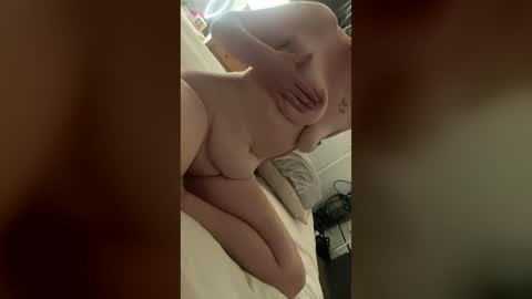 Cutieblueeyes100 online show from August 15, 9:52 pm