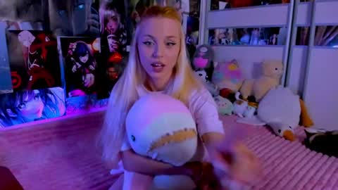 Nora online show from July 25, 9:30 pm