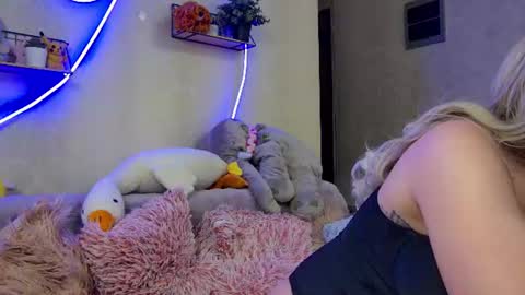 cuttiebunny online show from August 11, 3:41 am