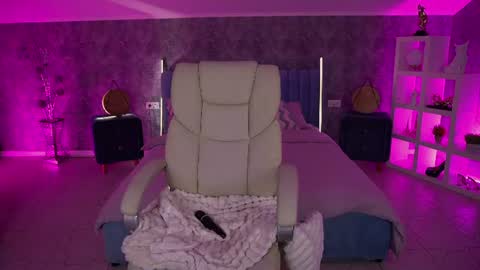 daenerys_daen online show from August 8, 12:16 pm