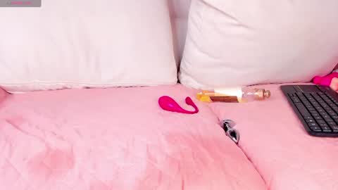 dafne_hillss online show from August 8, 3:01 pm