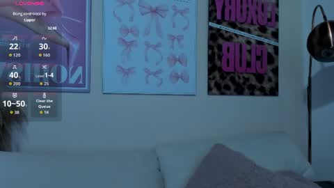 dafne_hillss online show from August 9, 1:45 pm
