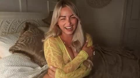 Daisy Dreams online show from August 2, 9:55 pm