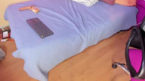 daliasmith_ online show from August 1, 4:13 pm