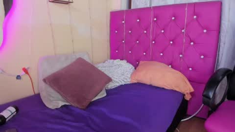 daliasmith_ online show from August 9, 4:30 pm
