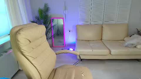 dani_kittys online show from August 13, 9:34 am