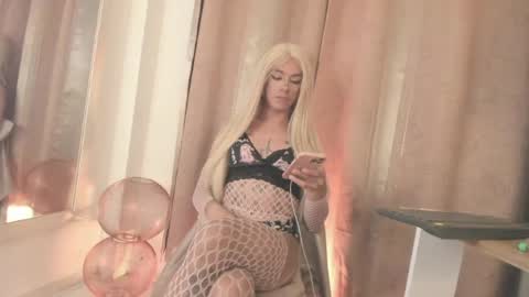 danielamay00 online show from August 2, 12:45 pm