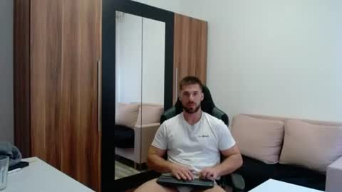 darius_94 online show from August 5, 11:30 am