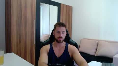 darius_94 online show from August 5, 2:15 pm