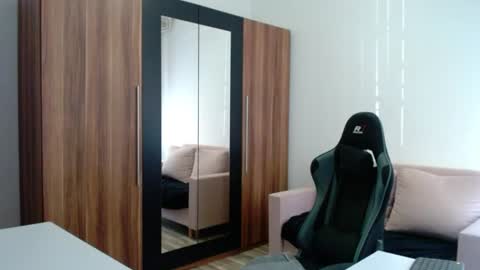 darius_94 online show from August 6, 7:51 am