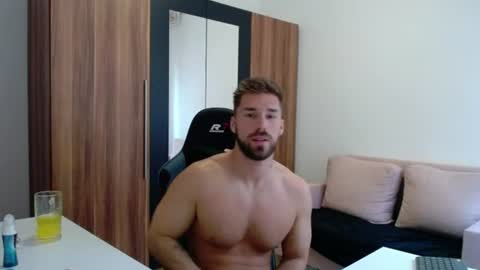 darius_94 online show from August 9, 9:43 am