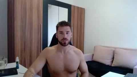 darius_94 online show from August 9, 1:01 pm