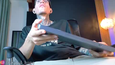 daviid_huge online show from August 4, 1:13 am