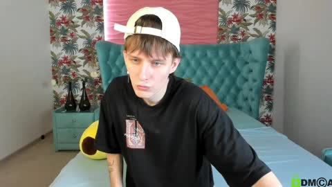 dearboyy_ online show from April 2, 11:29 am