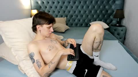 dearboyy_ online show from April 3, 1:30 pm