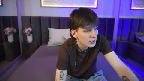 dearboyy_ online show from April 4, 8:05 pm