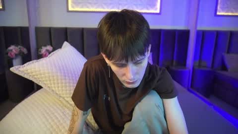 dearboyy_ online show from April 4, 9:11 pm