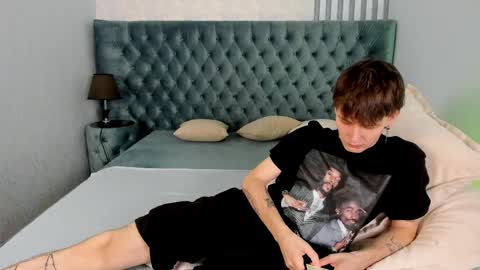 dearboyy_ online show from April 9, 7:49 am