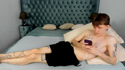 dearboyy_ online show from April 9, 1:19 pm