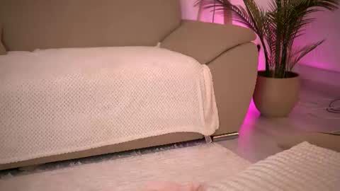 Debs online show from August 4, 3:31 pm