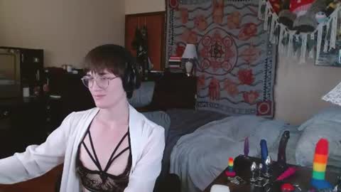 decemberholiday online show from July 12, 9:10 pm