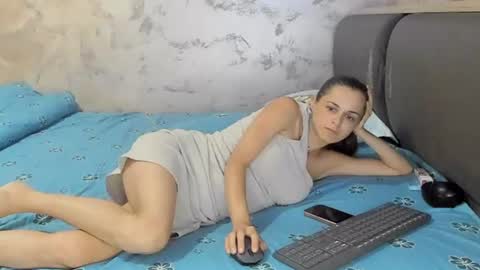 dee_dee_25 online show from August 11, 8:55 pm