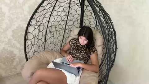 Anna online show from August 9, 1:12 pm