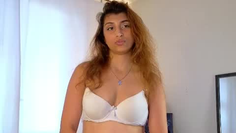 Mia online show from August 8, 12:49 pm
