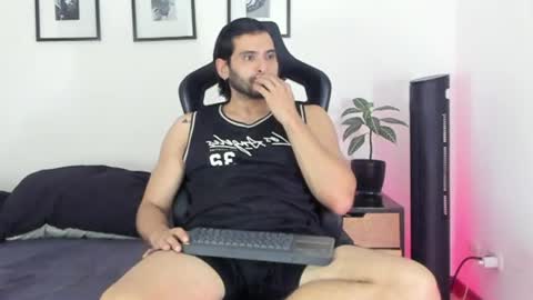 Dereck Vega online show from August 7, 12:32 am
