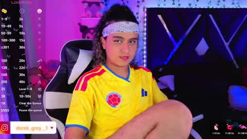 derek_greyy_ online show from July 7, 7:40 pm