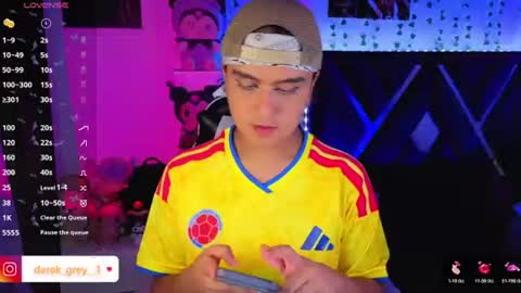 derek_greyy_ online show from July 7, 11:30 pm