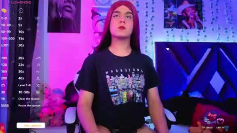 derek_greyy_ online show from July 13, 3:40 pm
