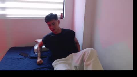 Derek online show from August 3, 6:48 pm