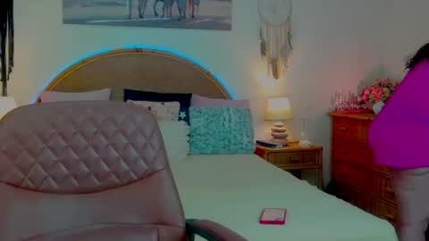 HellenMoon online show from August 4, 9:17 am