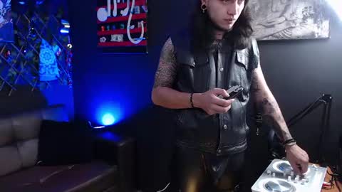 independent model online show from July 6, 3:37 pm
