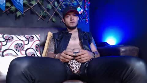 independent model online show from August 5, 5:00 pm