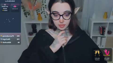 dixipixi_ online show from August 9, 8:48 am