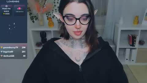 dixipixi_ online show from August 9, 12:06 pm