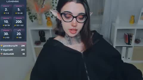 dixipixi_ online show from August 9, 1:12 pm