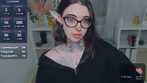 dixipixi_ online show from August 9, 2:18 pm