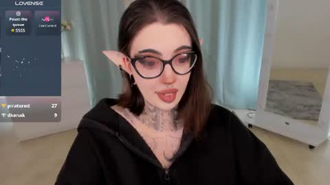 dixipixi_ online show from August 13, 11:46 am