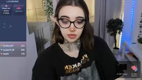 dixipixi_ online show from August 15, 2:32 pm