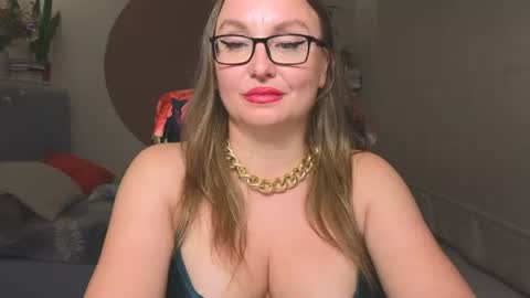 DOM MUMMY online show from August 2, 7:21 pm