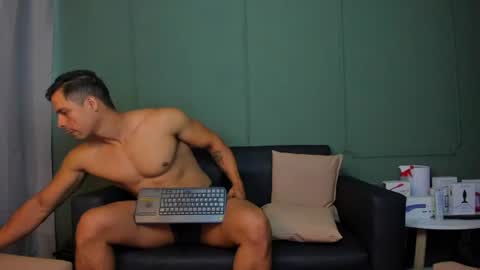 dominc_berry online show from June 11, 12:55 pm